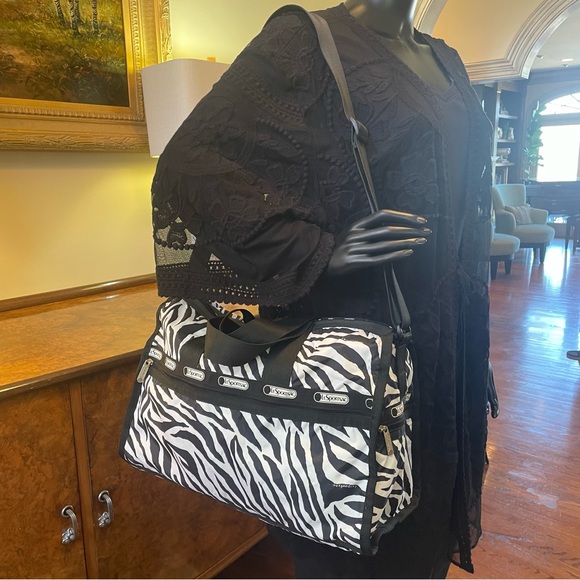 LeSportSac Zebra Print Weekender Bag NWOT - Picture 6 of 9